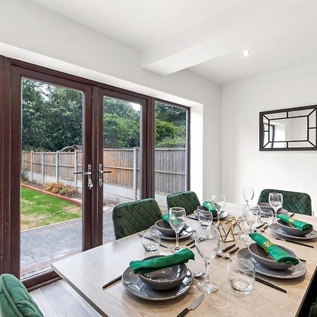 Walsall - 4 Bedroom House, Wi-Fi, Garden , Sleeps 8 - Jrr Stays Bescot エクステリア 写真