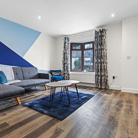 Walsall - 4 Bedroom House, Wi-Fi, Garden , Sleeps 8 - Jrr Stays Bescot エクステリア 写真
