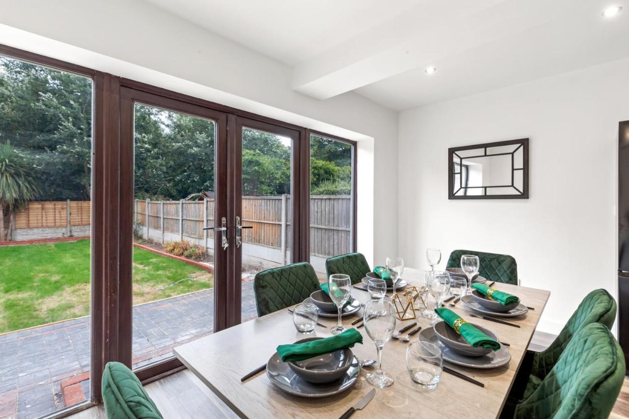 Walsall - 4 Bedroom House, Wi-Fi, Garden , Sleeps 8 - Jrr Stays Bescot エクステリア 写真