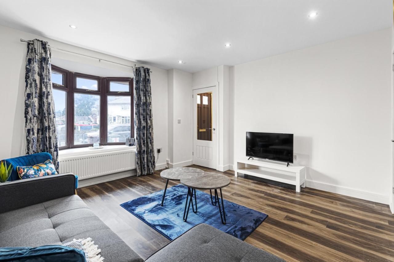 Walsall - 4 Bedroom House, Wi-Fi, Garden , Sleeps 8 - Jrr Stays Bescot エクステリア 写真