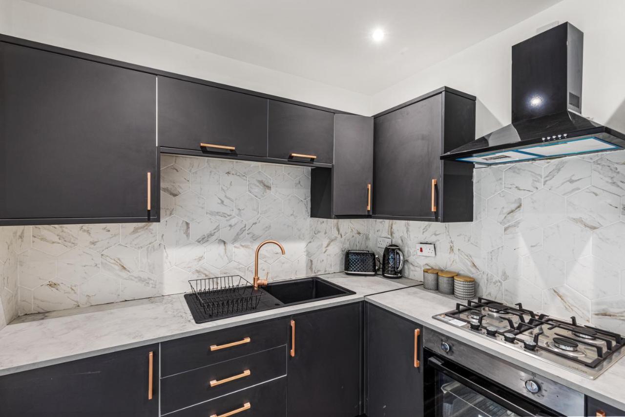 Walsall - 4 Bedroom House, Wi-Fi, Garden , Sleeps 8 - Jrr Stays Bescot エクステリア 写真