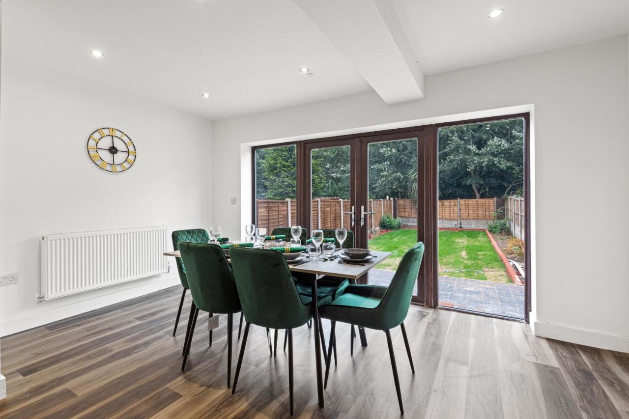 Walsall - 4 Bedroom House, Wi-Fi, Garden , Sleeps 8 - Jrr Stays Bescot エクステリア 写真