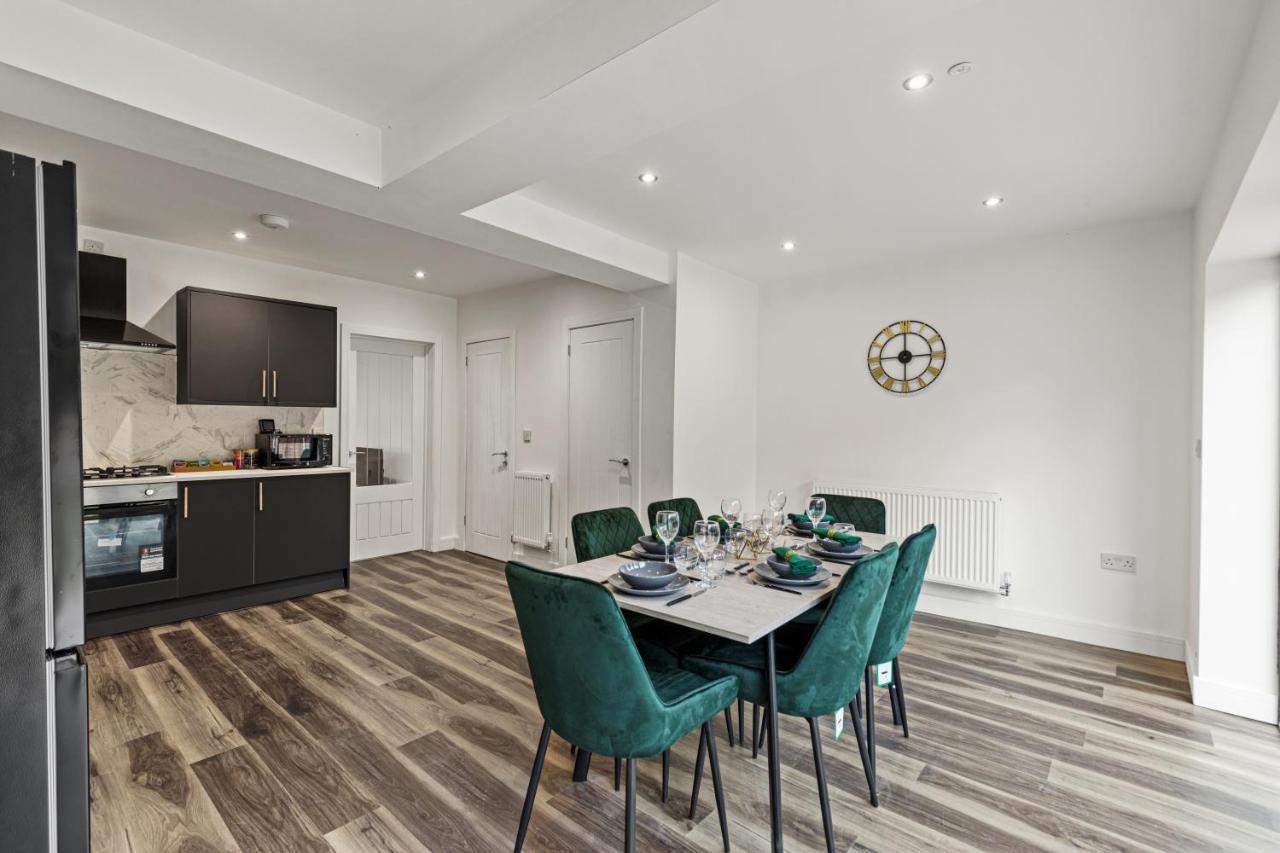 Walsall - 4 Bedroom House, Wi-Fi, Garden , Sleeps 8 - Jrr Stays Bescot エクステリア 写真