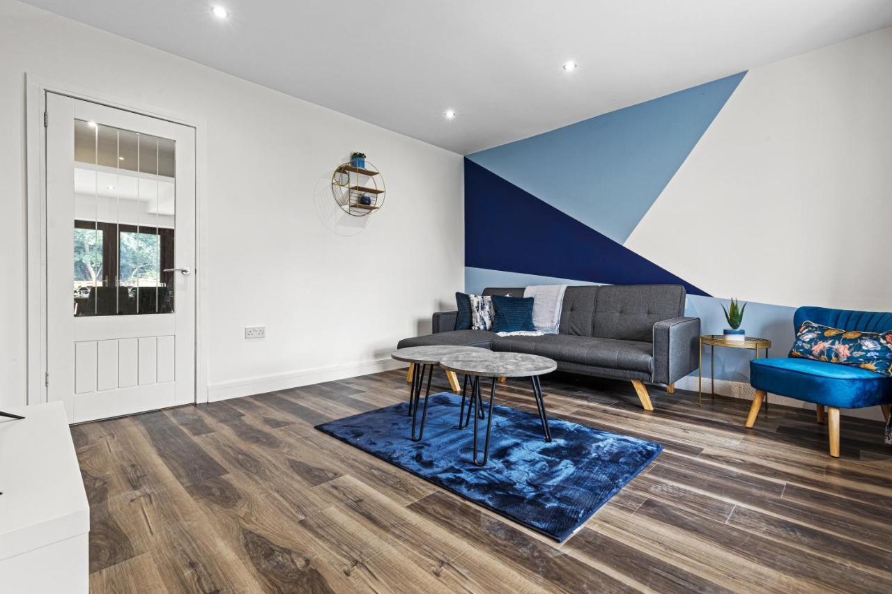 Walsall - 4 Bedroom House, Wi-Fi, Garden , Sleeps 8 - Jrr Stays Bescot エクステリア 写真