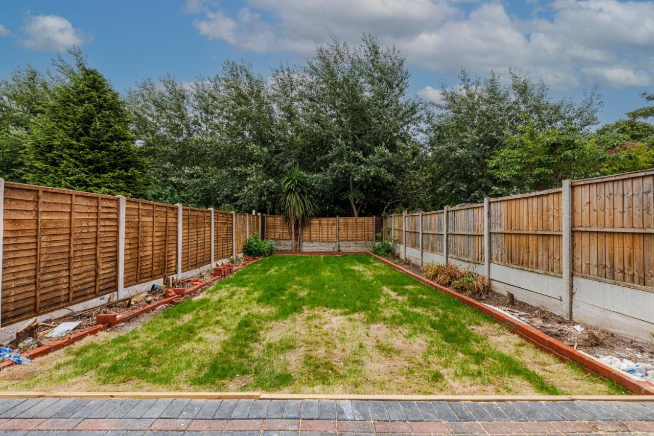 Walsall - 4 Bedroom House, Wi-Fi, Garden , Sleeps 8 - Jrr Stays Bescot エクステリア 写真
