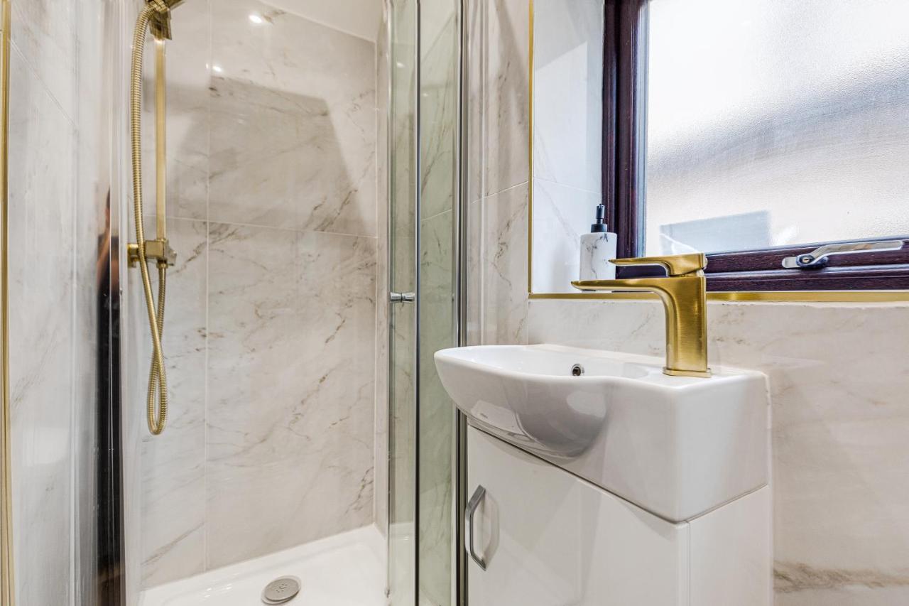Walsall - 4 Bedroom House, Wi-Fi, Garden , Sleeps 8 - Jrr Stays Bescot エクステリア 写真