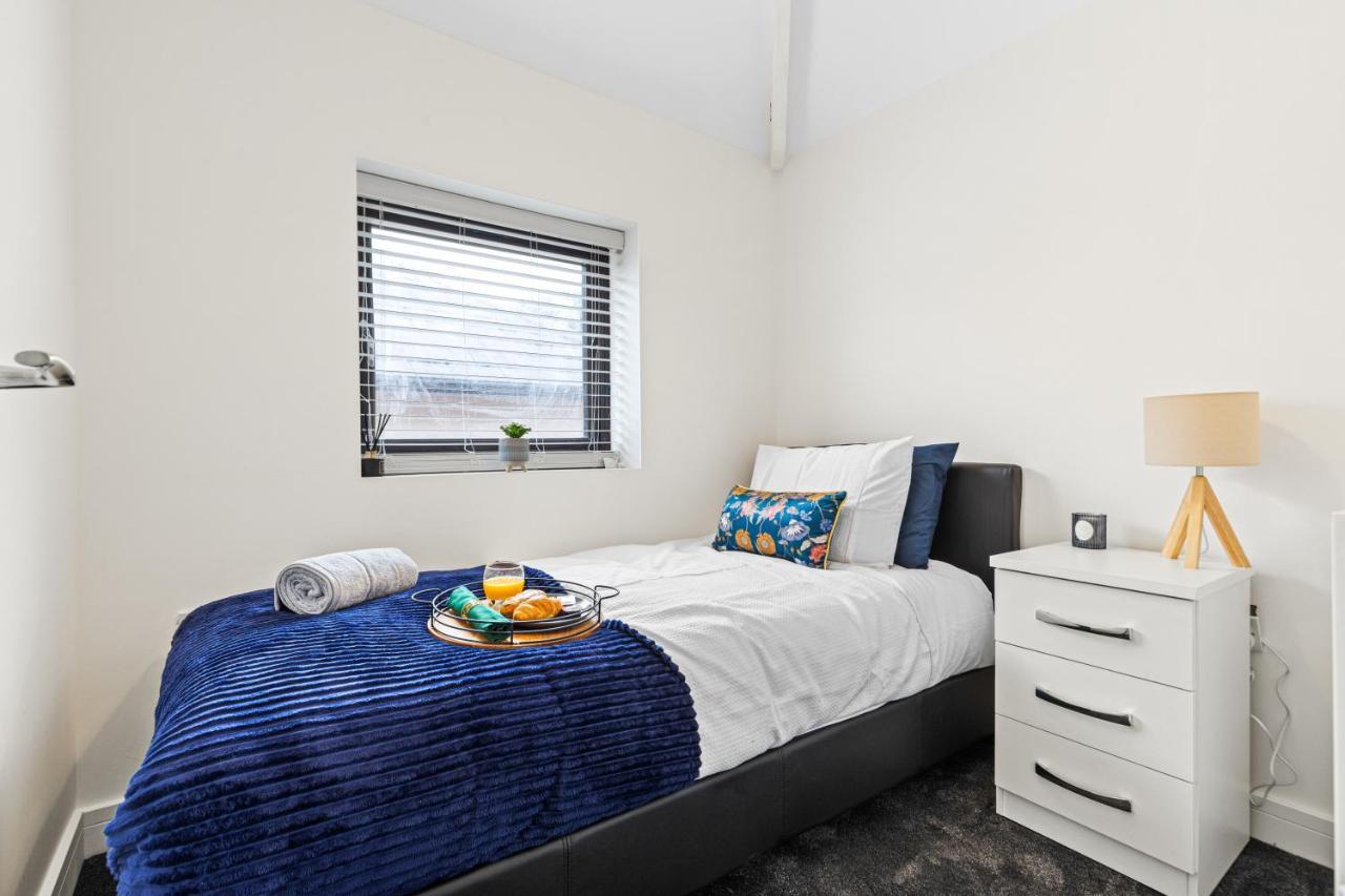 Walsall - 4 Bedroom House, Wi-Fi, Garden , Sleeps 8 - Jrr Stays Bescot エクステリア 写真