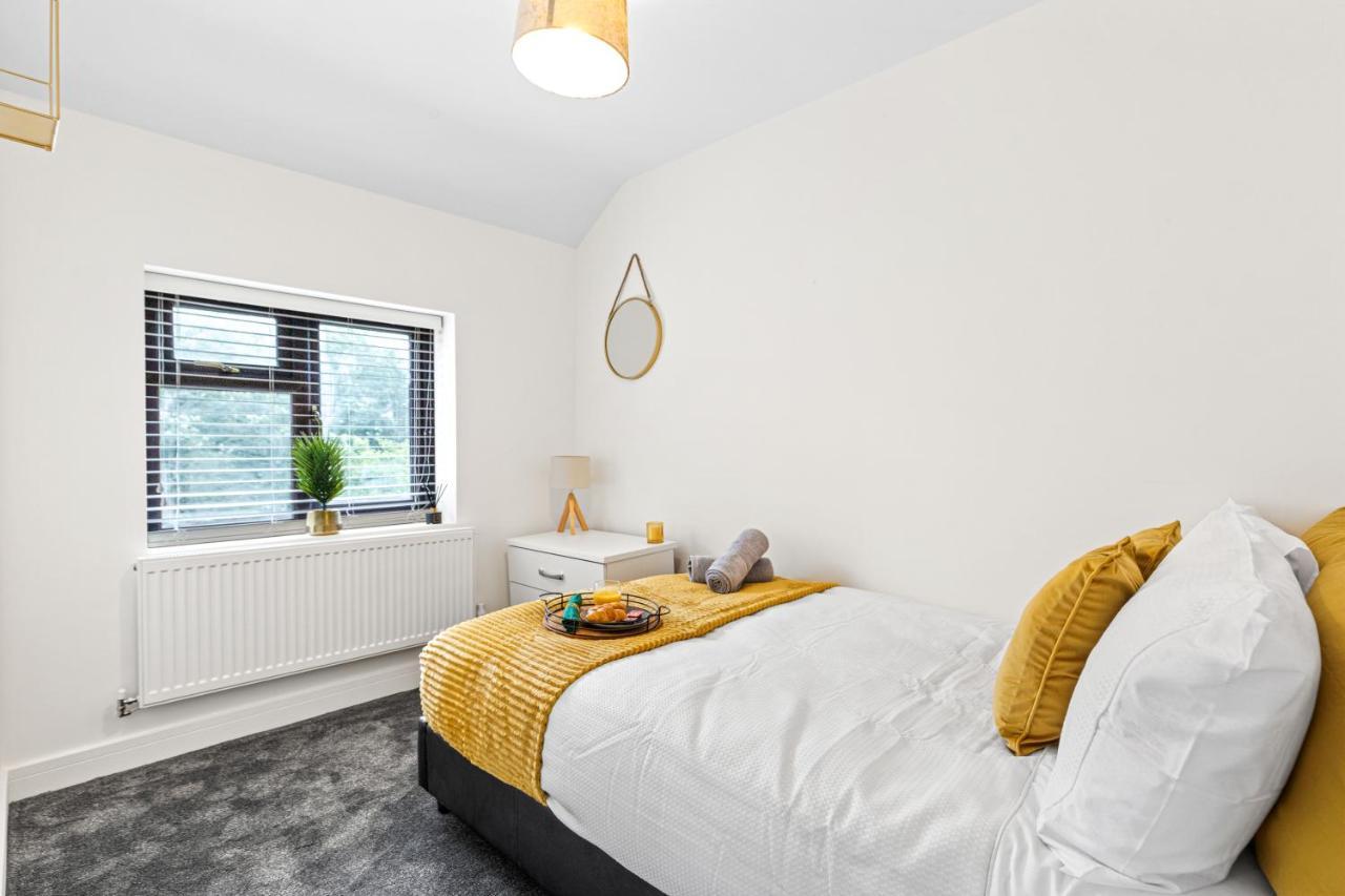 Walsall - 4 Bedroom House, Wi-Fi, Garden , Sleeps 8 - Jrr Stays Bescot エクステリア 写真