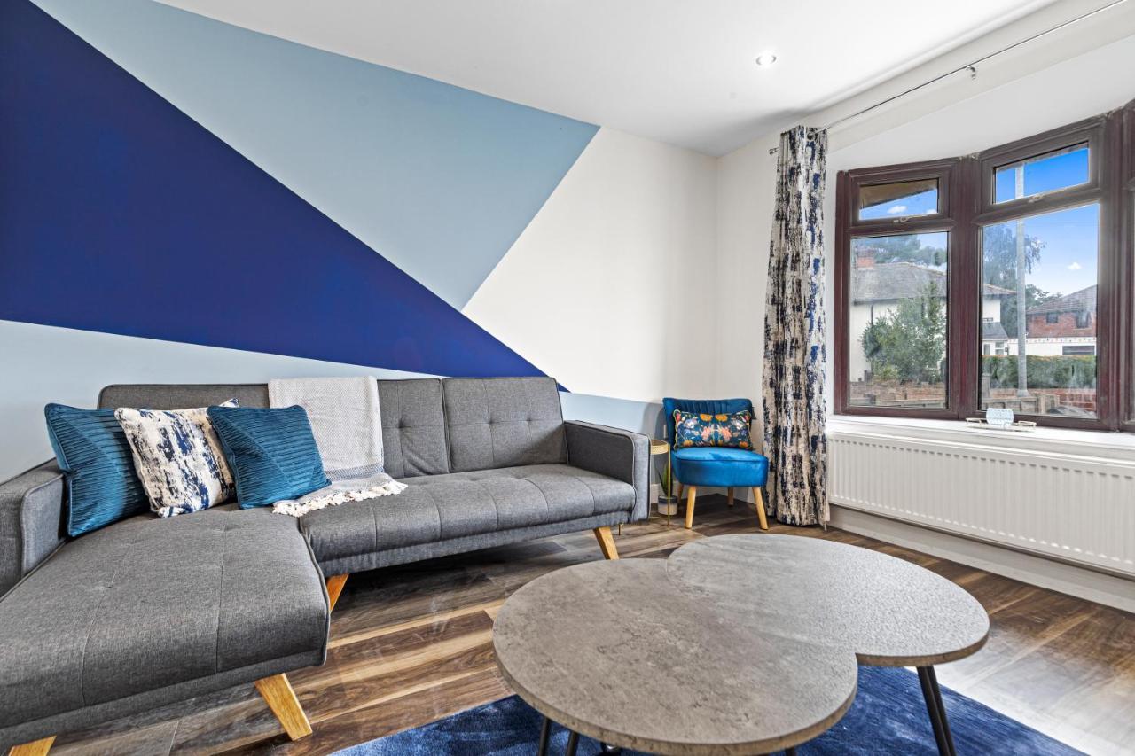 Walsall - 4 Bedroom House, Wi-Fi, Garden , Sleeps 8 - Jrr Stays Bescot エクステリア 写真