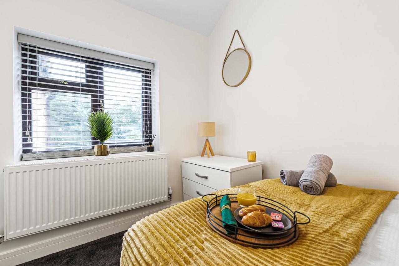 Walsall - 4 Bedroom House, Wi-Fi, Garden , Sleeps 8 - Jrr Stays Bescot エクステリア 写真