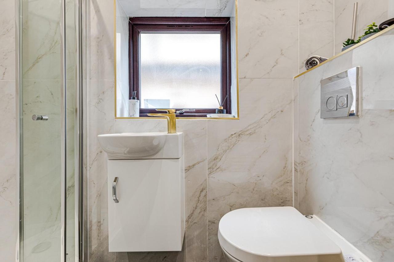 Walsall - 4 Bedroom House, Wi-Fi, Garden , Sleeps 8 - Jrr Stays Bescot エクステリア 写真