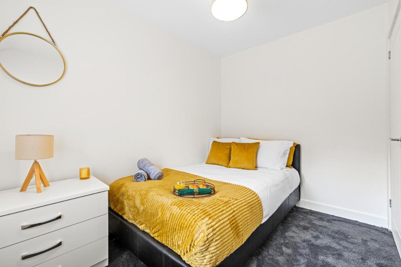 Walsall - 4 Bedroom House, Wi-Fi, Garden , Sleeps 8 - Jrr Stays Bescot エクステリア 写真