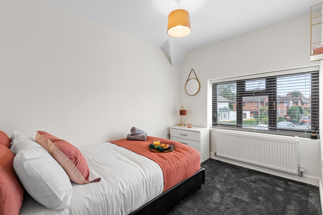Walsall - 4 Bedroom House, Wi-Fi, Garden , Sleeps 8 - Jrr Stays Bescot エクステリア 写真