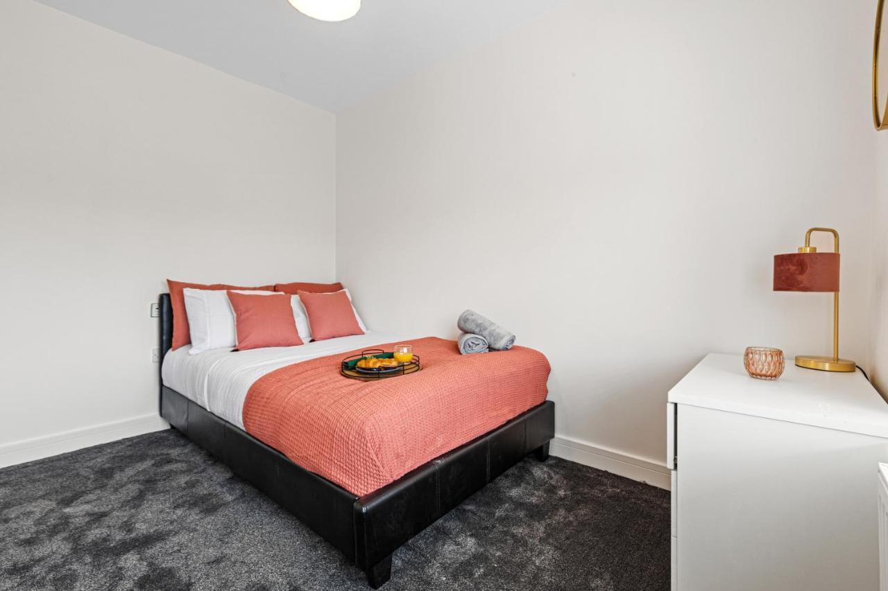 Walsall - 4 Bedroom House, Wi-Fi, Garden , Sleeps 8 - Jrr Stays Bescot エクステリア 写真
